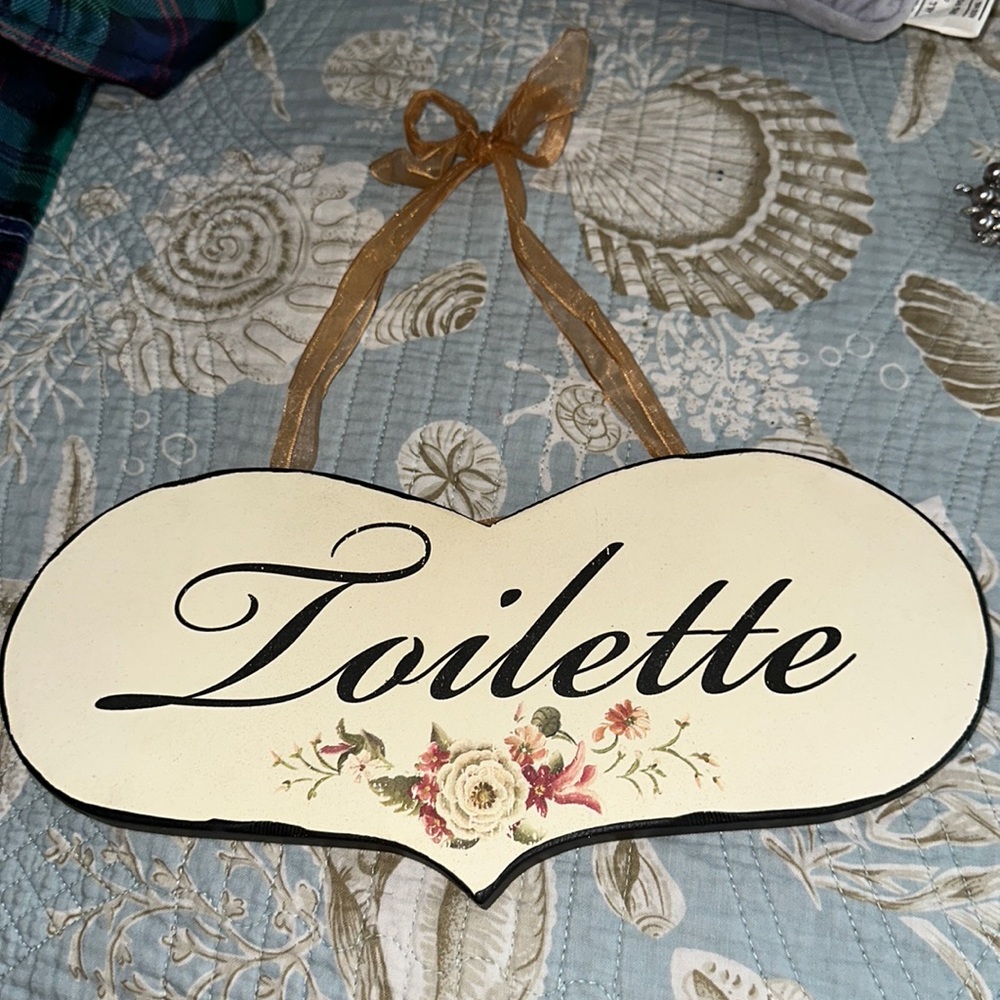Wood sign Toilette in black lettering and floral decoration on heart shaped sign